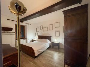 Agriturismo Poderi Zunino في Ponti: غرفة نوم بسرير وارضية خشبية