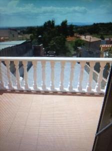 une balustrade blanche au-dessus d'un balcon dans l'établissement CASA LA SABONERA, à Vilajuiga