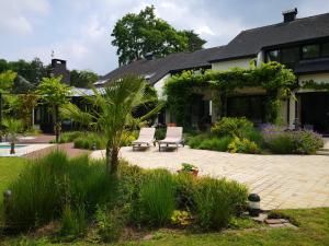 a house with two chairs on a patio at Lakeview in Keerbergen