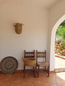 a living room with two chairs and a window at Sueño Grande in Lliber