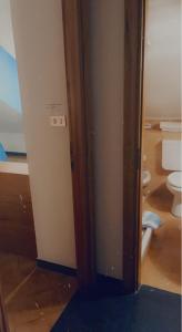Pokój z łazienką z toaletą w obiekcie Hotel Garibaldi w mieście Finale Ligure