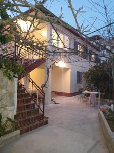 dom ze schodami przed nim w obiekcie Buena Vida Apartman w mieście Zadar