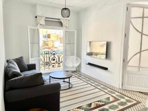 ein Wohnzimmer mit einem Sofa und einem Tisch in der Unterkunft Victoria Site-Luxury Center in Valencia