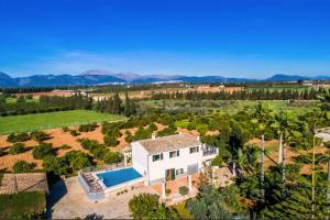una vista aerea di una villa con piscina e una casa di Can Rafelino, pool and relax a Llubí