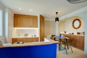 Kuchyňa alebo kuchynka v ubytovaní Villa Les Hirondelles - Appartement avec Jardin Front de mer