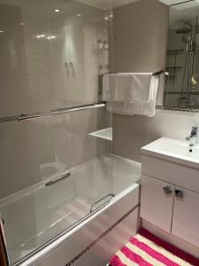 Vonios kambarys apgyvendinimo įstaigoje Stunning 1 Bedroom in Stunning Location - Mayfair Area