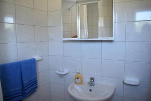 Apartment Kristofor Rab tesisinde bir banyo