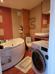bagno con lavatrice e lavandino di Kalda tee 30 a Tartu