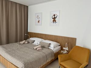 Un dormitorio con una cama con dos personas acostadas en ella. en Venus and Aprilia - Luxury by the Coast, en Petrčane