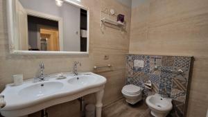 A bathroom at La Perla del Borgo B&B