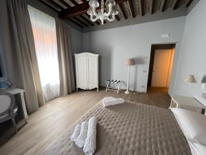 A bed or beds in a room at La Perla del Borgo B&B
