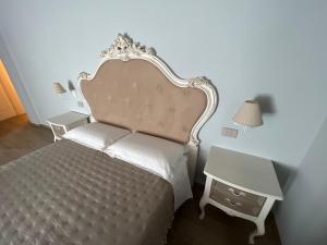 A bed or beds in a room at La Perla del Borgo B&B