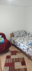 - une chambre avec un lit et un tapis au sol dans l'établissement Casa Diana, à Eforie Nord