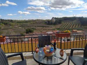 una mesa con copas de vino en la parte superior de un balcón en Casa de la Abuela Pili, en Colmenar de Oreja