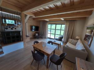 Televízia a/alebo spoločenská miestnosť v ubytovaní Ca' Fam Chalets