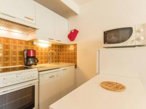 Appartement La Salle-les-Alpes, 1 pièce, 4 personnes - FR-1-330F-80にあるキッチンまたは簡易キッチン