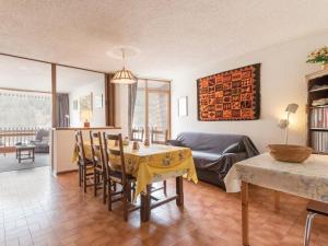 uma sala de estar com uma mesa e um sofá em Appartement Saint-Chaffrey , 3 pièces, 10 personnes - FR-1-330E-15 em Saint-Chaffrey