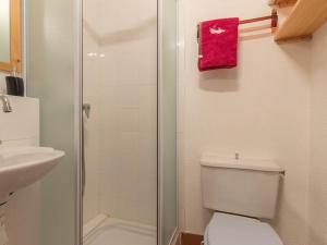 uma casa de banho com um chuveiro, um WC e um lavatório. em Appartement Saint-Chaffrey , 3 pièces, 10 personnes - FR-1-330E-15 em Saint-Chaffrey