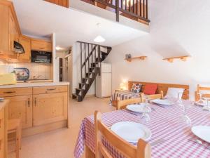 サン・シャフレにあるAppartement Saint-Chaffrey , 1 pièce, 6 personnes - FR-1-330E-34のキッチン、ダイニングルーム(テーブル、椅子付)