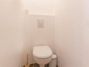 サン・シャフレにあるAppartement Saint-Chaffrey , 1 pièce, 6 personnes - FR-1-330E-34のバスルーム(白いトイレ付)が備わります。