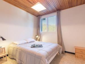 une chambre avec un grand lit avec une fenêtre dans l'établissement Appartement 3 pièces, 6 couchages - Chantemerle, Serre-Chevalier, balcon, parking, casier à ski - FR-1-330E-9, à Saint-Chaffrey