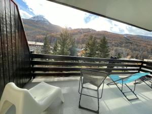 un balcon avec une table et des chaises et une vue dans l'établissement Appartement 3 pièces, 6 couchages - Chantemerle, Serre-Chevalier, balcon, parking, casier à ski - FR-1-330E-9, à Saint-Chaffrey