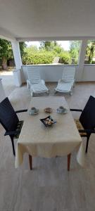 a living room with a table and two chairs at Apartmani Diva in Malinska