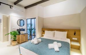 Un dormitorio con una cama grande con almohadas blancas. en Incentra, en La Canea