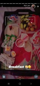 zdjęcie jedzenia na ekranie TV w obiekcie فندق نفرتيتى جمصه w mieście ‘Izbat Jamaşah al Gharbīyah