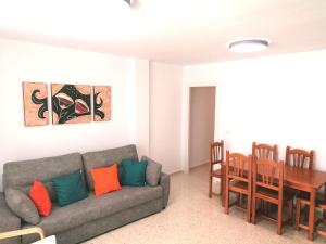 una sala de estar con un sofá y una mesa en Apartamento Tres Carabelas, AC, Wifi, Parking, en Sanlúcar de Barrameda 42 fotos más