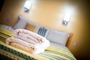 Katil atau katil-katil dalam bilik di Polrunny Farm sea view Blueberry Cottage with log burner