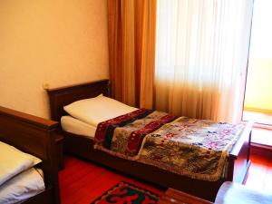 Postel nebo postele na pokoji v ubytování Baktygul guesthouse