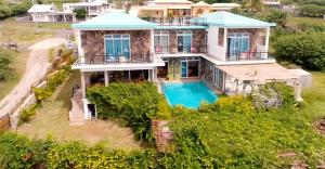 una vista aérea de una casa con piscina en Villa Paradise Rodrigues en Rodrigues Island
