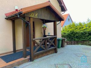 Balkon lub taras w obiekcie Lux Apartment - Lakefront Apartment in Kamień with Sauna & Hot Tub Only 30 Minutes from Gdańsk and Gdynia