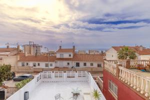 uma varanda com vista para a cidade em Seabreeze Carihuela Apartment em Torremolinos