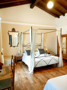 um quarto com uma cama grande e piso em madeira em Villa Polercia em Cupello