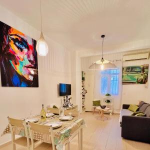 a living room with a table and a couch at Apartamento Valencia Turia San Pio V in Valencia