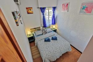 Ένα ή περισσότερα κρεβάτια σε δωμάτιο στο Ocean View Beach Apartment with Pool & Balconies +32 φωτογραφίες