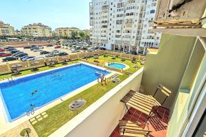 Πισίνα στο ή κοντά στο Ocean View Beach Apartment with Pool & Balconies