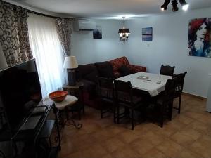 sala de estar con mesa y sofá en Aпартаменты на Ortenbach, en Casas de Torrat