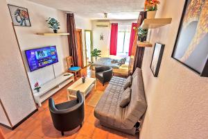 Μια τηλεόραση ή/και κέντρο ψυχαγωγίας στο Ocean View Beach Apartment with Pool & Balconies