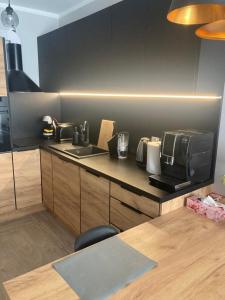 Kuchyňa alebo kuchynka v ubytovaní LOFT PEARL Basen Taras Apartament