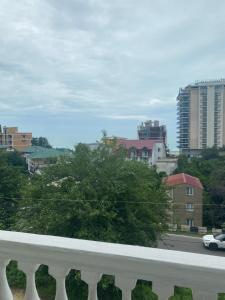卡瓦里亞提的住宿－Badu Guest House，阳台享有城市美景。