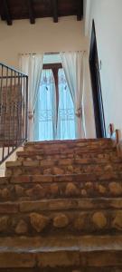 eine Treppe mit weißen Vorhängen in einem Zimmer in der Unterkunft Villa Polercia in Cupello