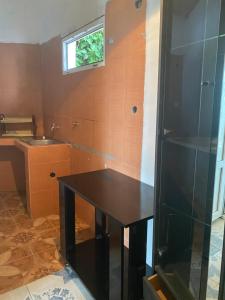 卡瓦里亞提的住宿－Badu Guest House，浴室设有黑色桌子和水槽。