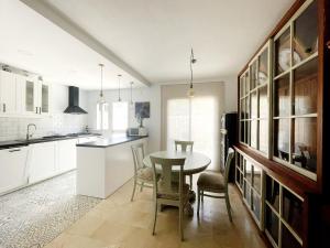 eine Küche mit einem Tisch und Stühlen im Zimmer in der Unterkunft Casa Adosada Bel Andalus in Estepona