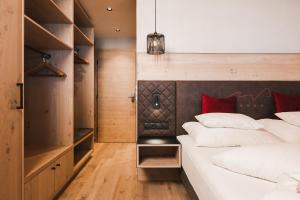 Posteľ alebo postele v izbe v ubytovaní Hotel Riederhof- Urlaub mit WAU!