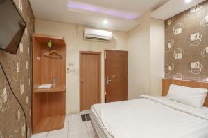 Cama ou camas em um quarto em Green Apple Residence near Sarinah Mitra RedDoorz