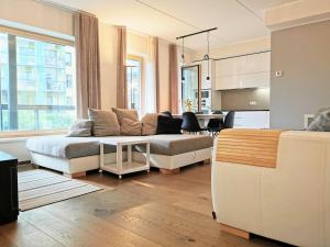 uma sala de estar com um sofá e uma mesa em Scandian Apartments - City Centre Tallinn em Talin