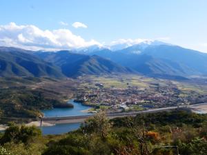 vista su una città, un fiume e le montagne di Yourte contemporaine avec magnifique vue sur les montagnes a Rigarda